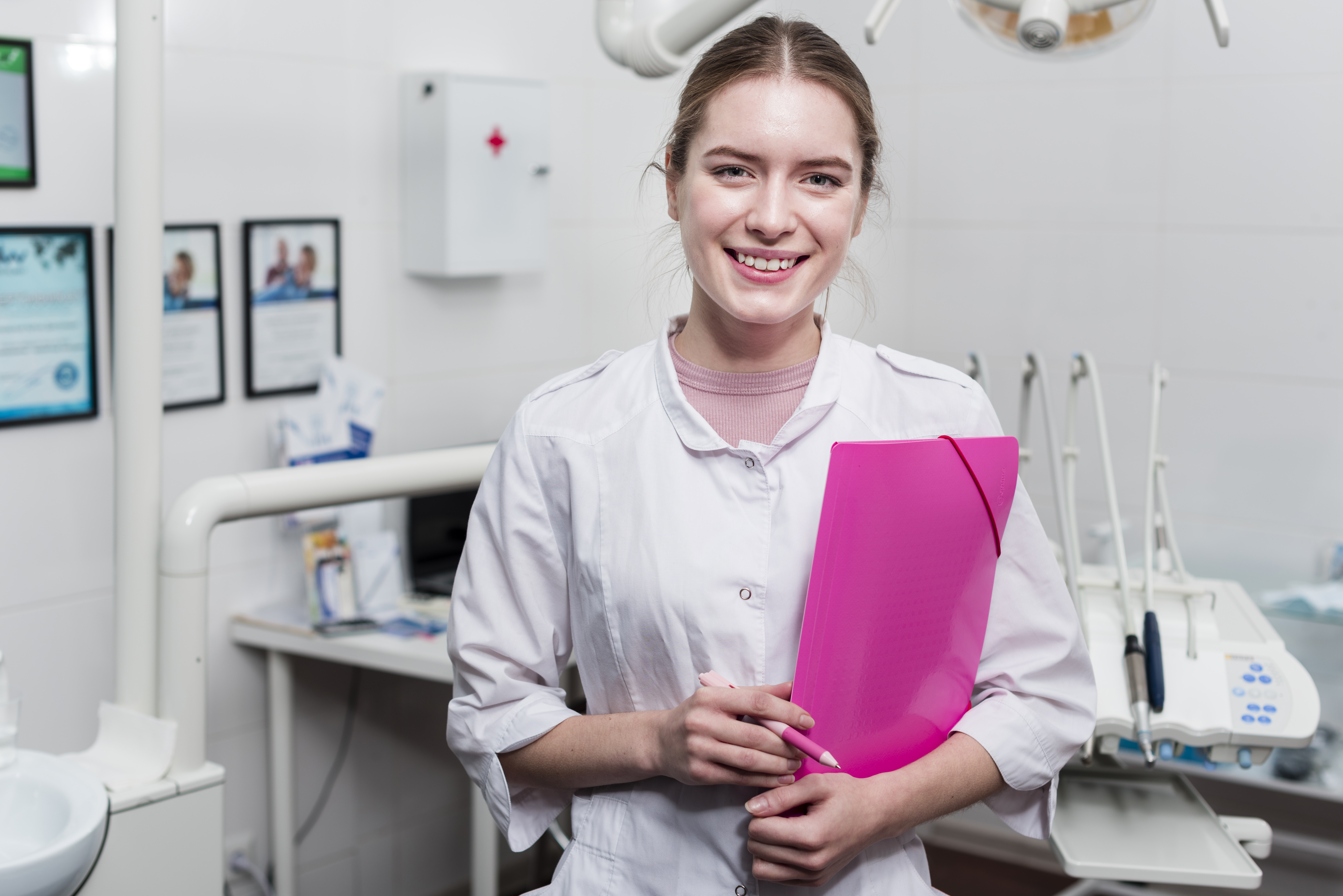 UFPB ABRE INSCRIÇÕES PARA 50 VAGAS EM CURSO DE AUXILIAR DE SAÚDE BUCAL NESTA SEGUNDA (22) Foto: Freepik