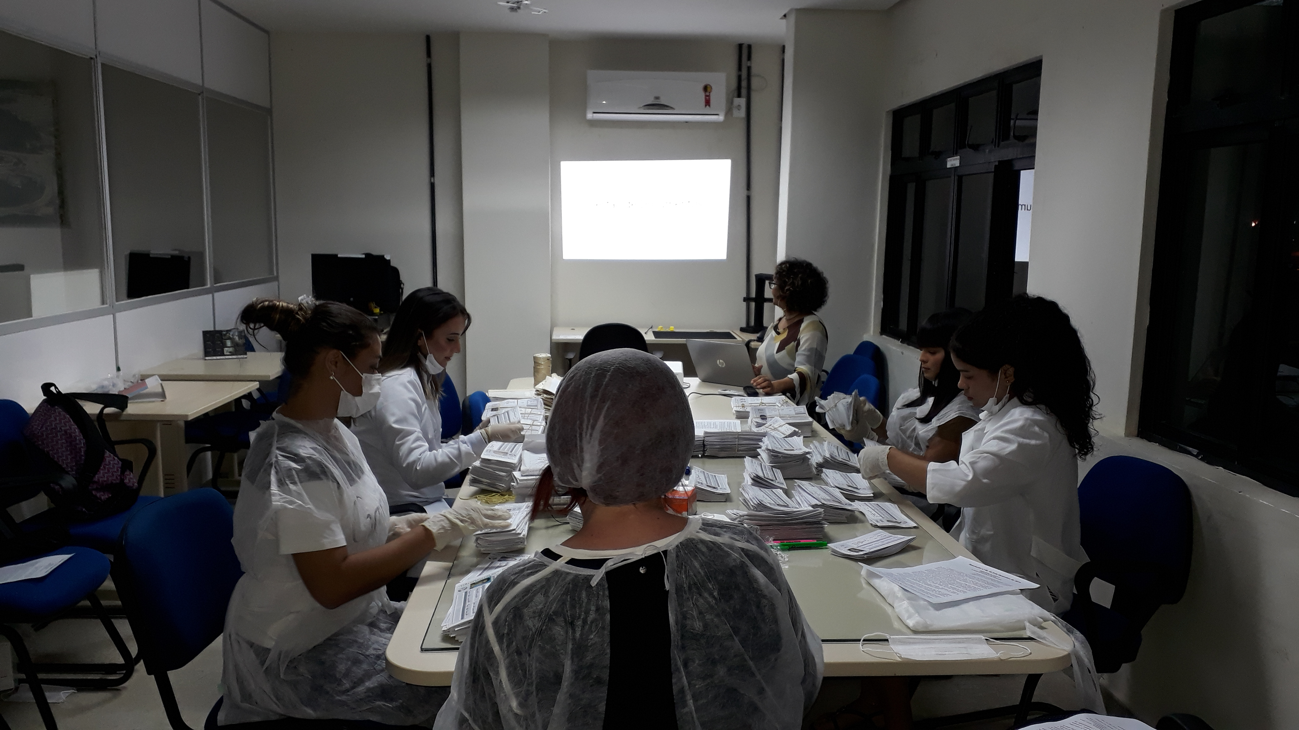 Treinamento em Gestão Documental Profa. Julianne Teixeira, Diretora do Arquivo Central, acompanha da Servidora Geane de Luna Souto e das extensionistas voluntárias