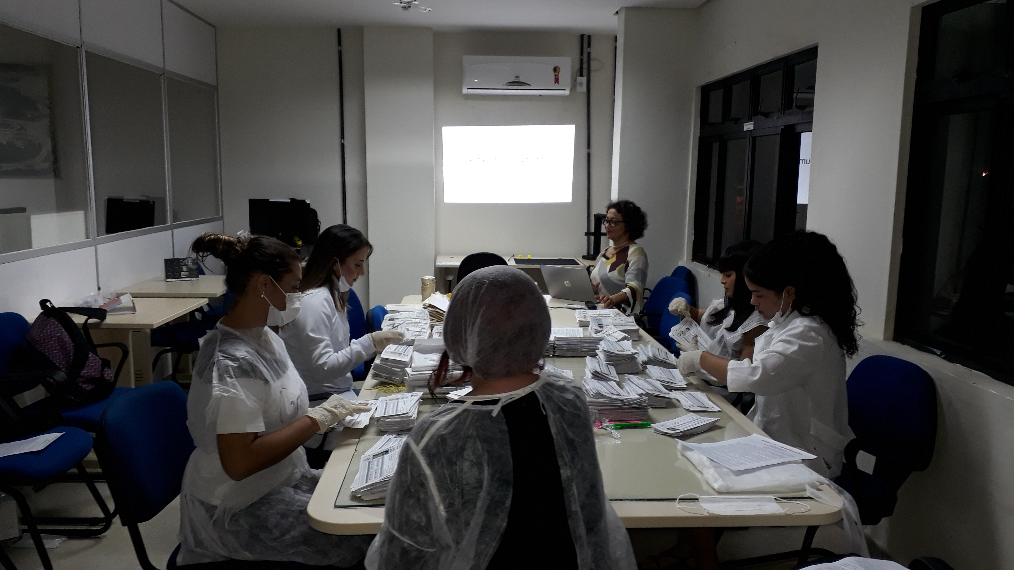 Treinamento em Gestão Documental Profa. Julianne Teixeira, Diretora do Arquivo Central, acompanha da Servidora Geane de Luna Souto e das extensionistas voluntárias