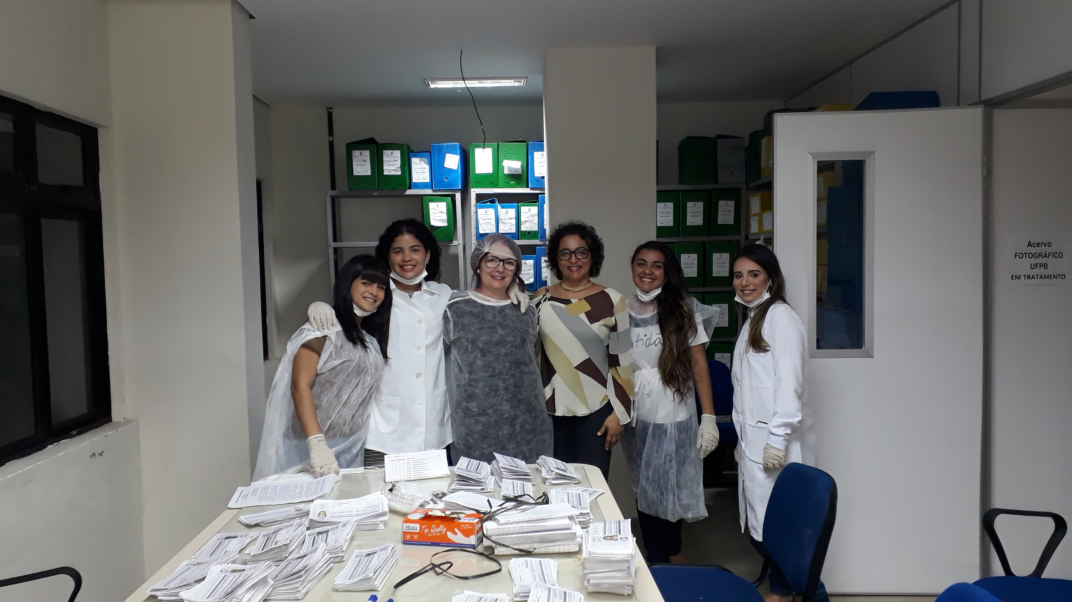 Treinamento em Gestão Documental Profa. Julianne Teixeira, Diretora do Arquivo Central, acompanha da Servidora Geane de Luna Souto e das extensionistas voluntárias